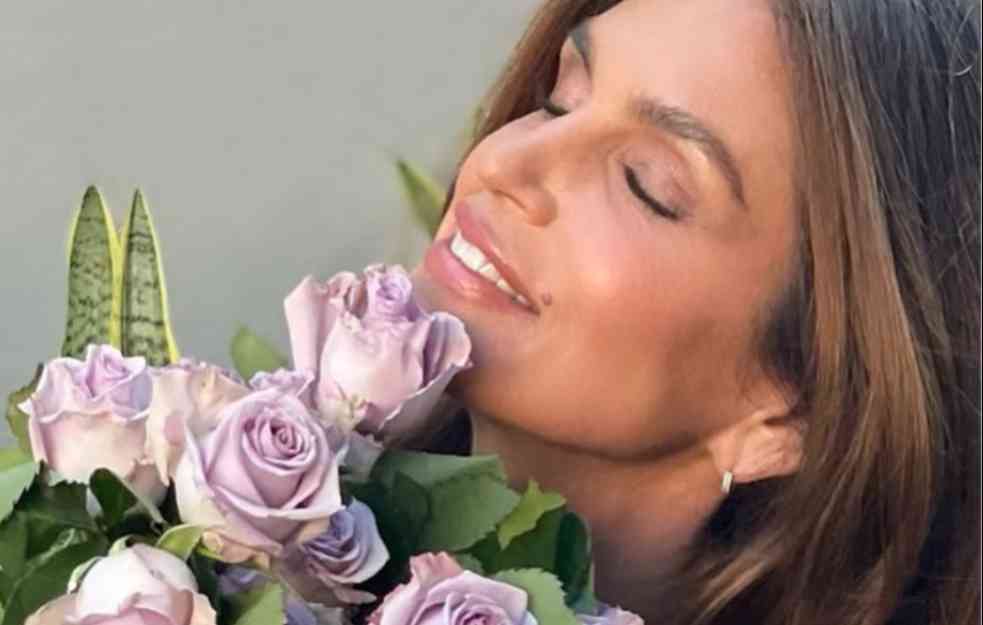 JEDNA OD NAJLEPŠIH MANEKENKI SVETA NEKADA JE RADILA I U POLJIMA KUKURUZA: Sada gazi šestu deceniju i izgleda KAO BOGINJA