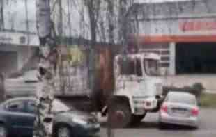 NESVAKIDAŠNJI <span style='color:red;'><b>UDES U NOVOM SADU</b></span>: Kamion gura automobil ulicom, prolaznici u neverici (VIDEO)