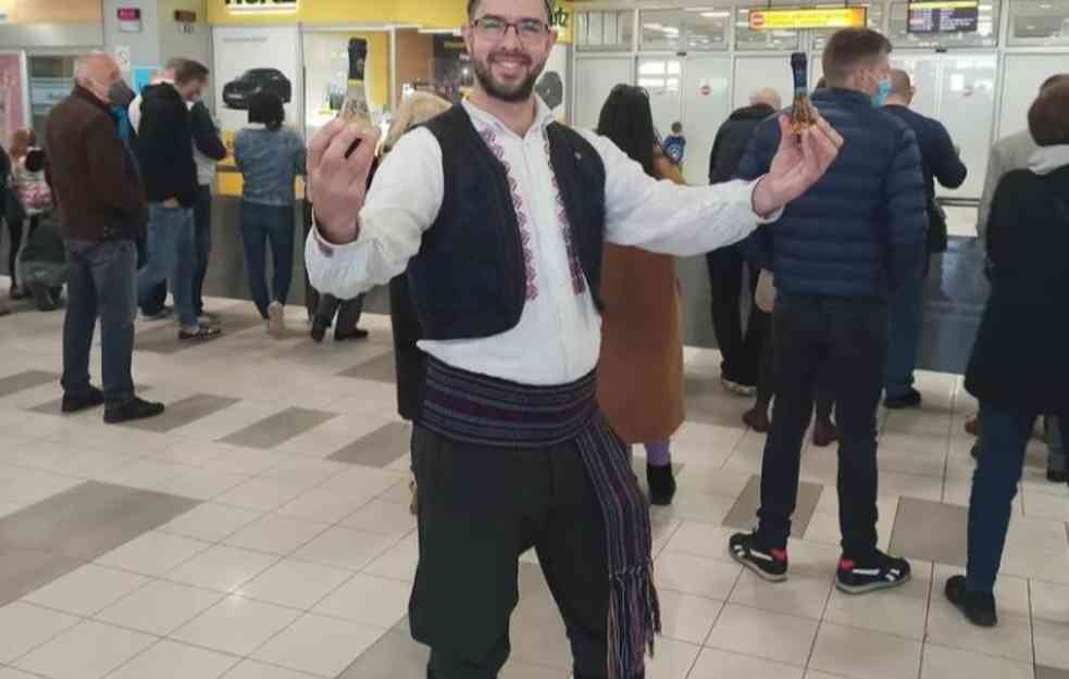 IZNAJMI SRBINA APSOLUTNI HIT! Željko dočekuje turiste u narodnoj nošnji, sa osmehom i rakijom (FOTO)
