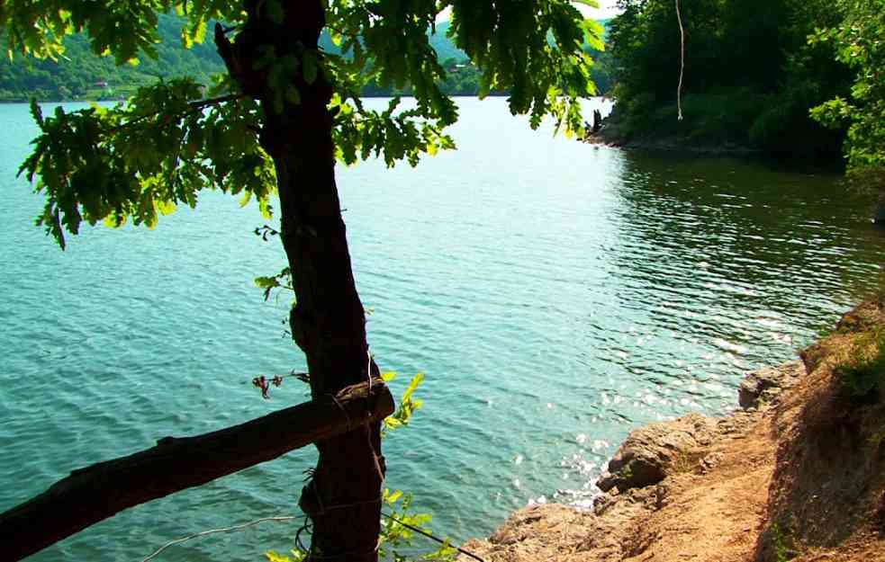  OVO JEZERO MEŠTANIMA TERA STRAH U KOSTI: Svake godine uzima žrtava koliko čuva grobova (FOTO)