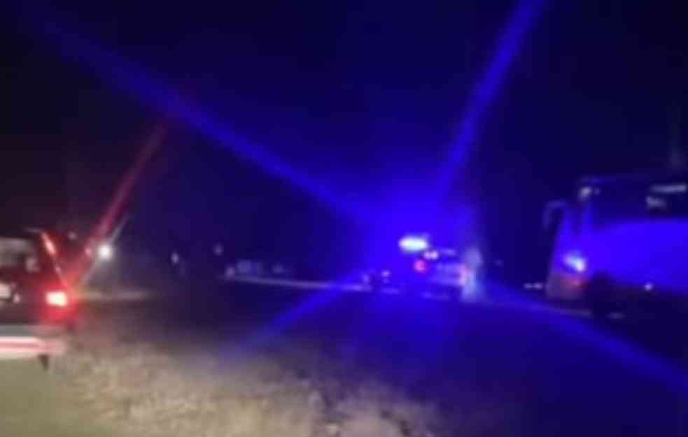 STRAVIČNA SAOBRAĆAJNA NESREĆA KOD VOJNOG AERODROMA BATAJNICA: Jedan automobil potpuno smrskan (VIDEO)
