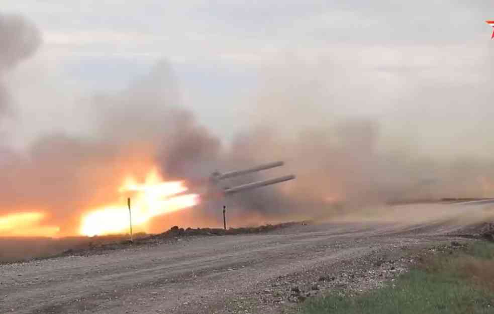 RUSI ŠALJU PAKAO NA ZEMLJI! Prema Ukrajini krenuo bacač termobaričkih raketa, razara sve pred sobom (VIDEO)