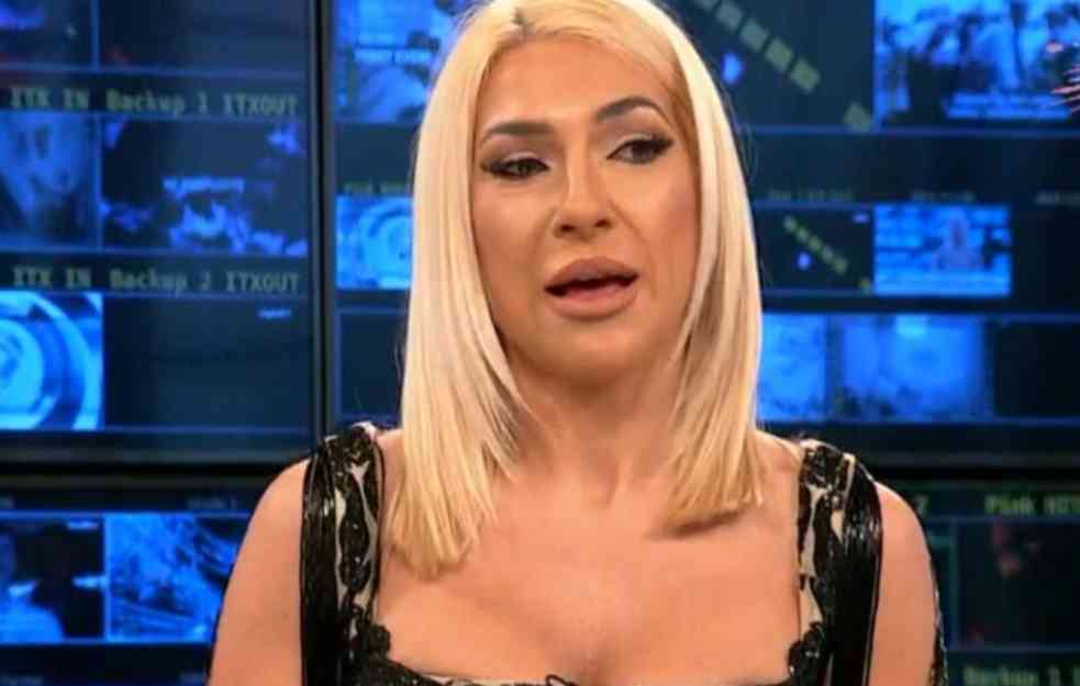 ŽENA MAČKA! Uske kožne pantalone i duboki dekolte: Jovana Jeremić ponovo PRŽI AUTFITOM (FOTO)