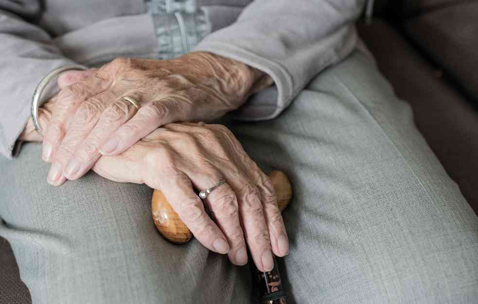 SIN PRETUKAO MAJKU (88), naneo joj TEŠKE TELESNE POVREDE