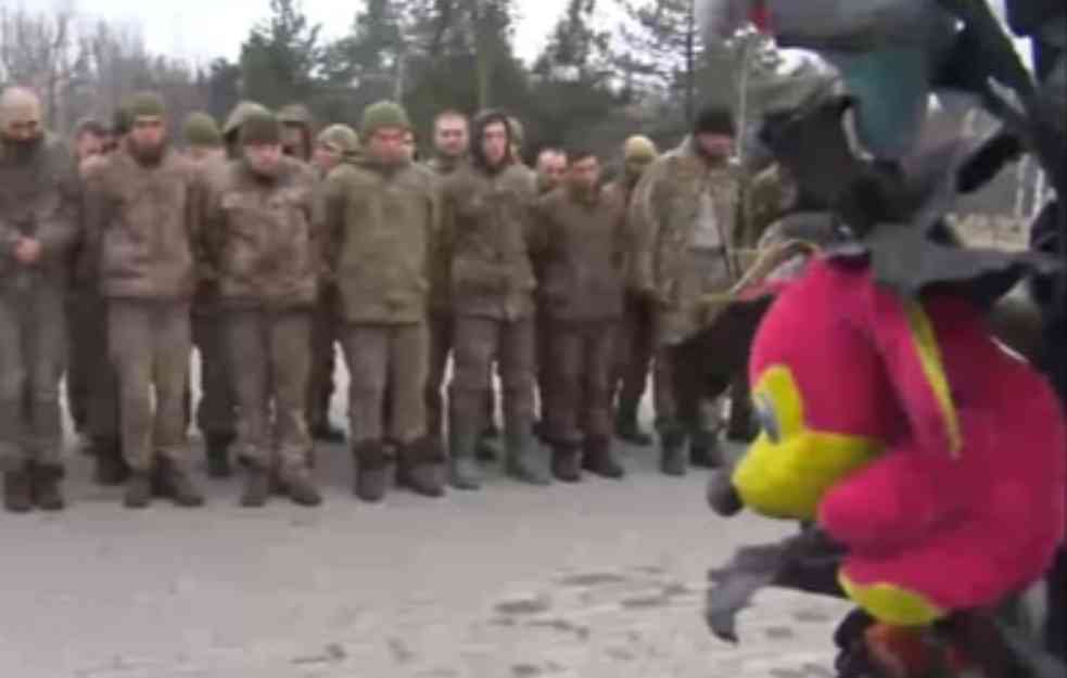 ZAROBLJENI UKRAJINSKI VOJNICI NA DEČIJEM GROBLJU! Aleja anđela, gde su imena dece ubijene u Donbasu (VIDEO) 
