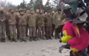 ZAROBLJENI UKRAJINSKI VOJNICI NA DEČIJEM GROBLJU! Aleja anđela, gde su <span style='color:red;'><b>imena dece</b></span> ubijene u Donbasu (VIDEO) 