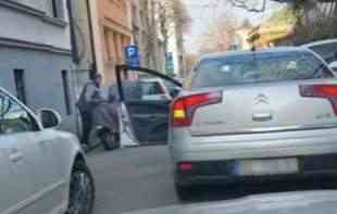 MA ON JE PAMETNIJI OD SVIH: Ovako se čuva <span style='color:red;'><b>parking mesto</b></span> na Vračaru, Beograđanin ovim potezom izazvao GNEV SUGRAĐANA (VIDEO)