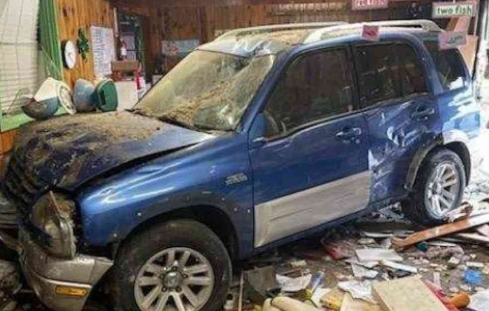VELIKA TRAGEDIJA: Terensko vozilo se ZAKUCALO u zgradu obdaništa, POVREĐENO 19 dece (FOTO)