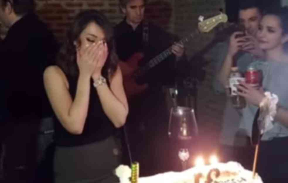 GLUMICA SE RASPLAKALA ZBOG ROĐENDANSKOG IZNENAĐENJA! Dragana Mićalović podelila DIRLJIVU objavu i obratila se POKOJNOM OCU (VIDEO) 