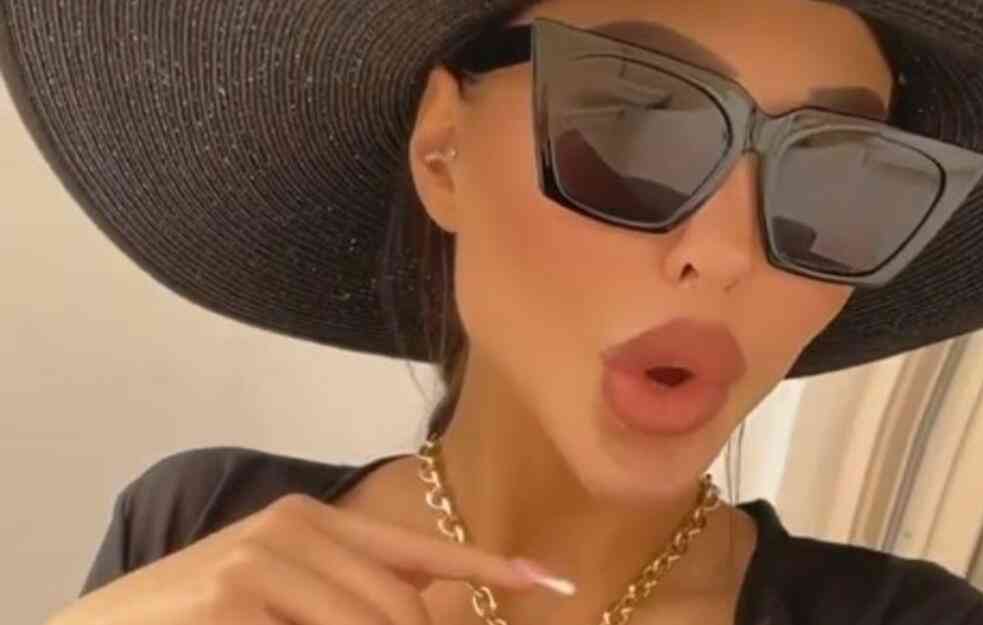 SEVAJU GRUDI: Maja Marinković se baškari za sve pare, otputovala u Egipat pa se šepuri u kupaćem (FOTO)