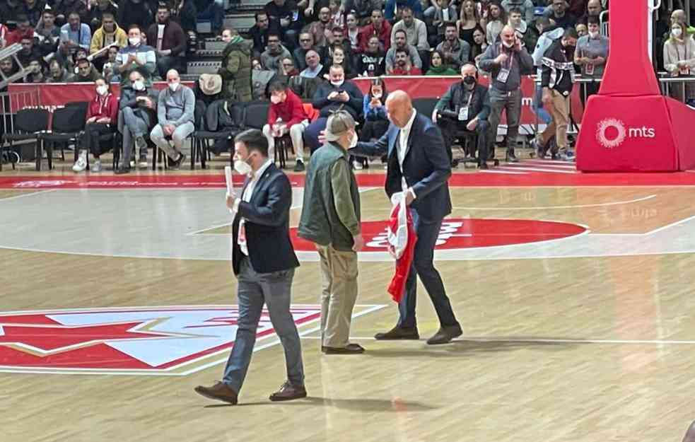I ON DOŠAO DA GLEDA ZVEZDU: Matija Bećković sa tribina bodri omiljeni klub, navijači ga pozdravili aplauzom (FOTO)