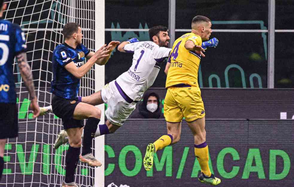 MILENKOVIĆ I FIORENTINA ZAUSTAVILI ŠAMPIONA: Skudeto sve dalje, tifozi zviždali fudbalerima Intera (FOTO)