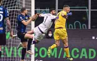 MILENKOVIĆ I <span style='color:red;'><b>FIORENTINA</b></span> ZAUSTAVILI ŠAMPIONA: Skudeto sve dalje, tifozi zviždali fudbalerima Intera (FOTO)
