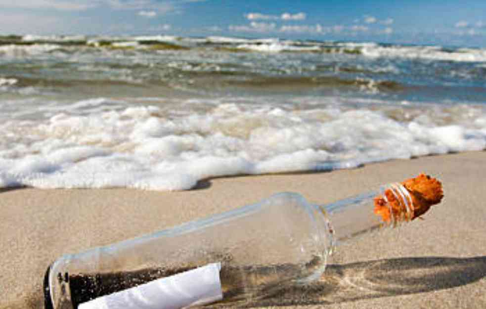 ŠETAČ NA PLAŽI PRONAŠAO BOCU: Poruka PUTOVALA 21 godinu