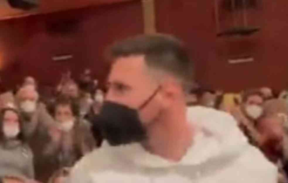 GDE BAŠ ON DA GA PROVALI: Mesi otišao u pozorište, ponadao se da ga niko nije prepoznao, a onda LUDNICA! (VIDEO)