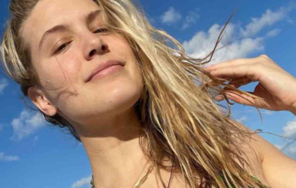 KONTROVERZNA I IZAZOVNA: Skinula se NAJLEPŠA teniserka, javnost odlepila na MINIJATURU (FOTO)