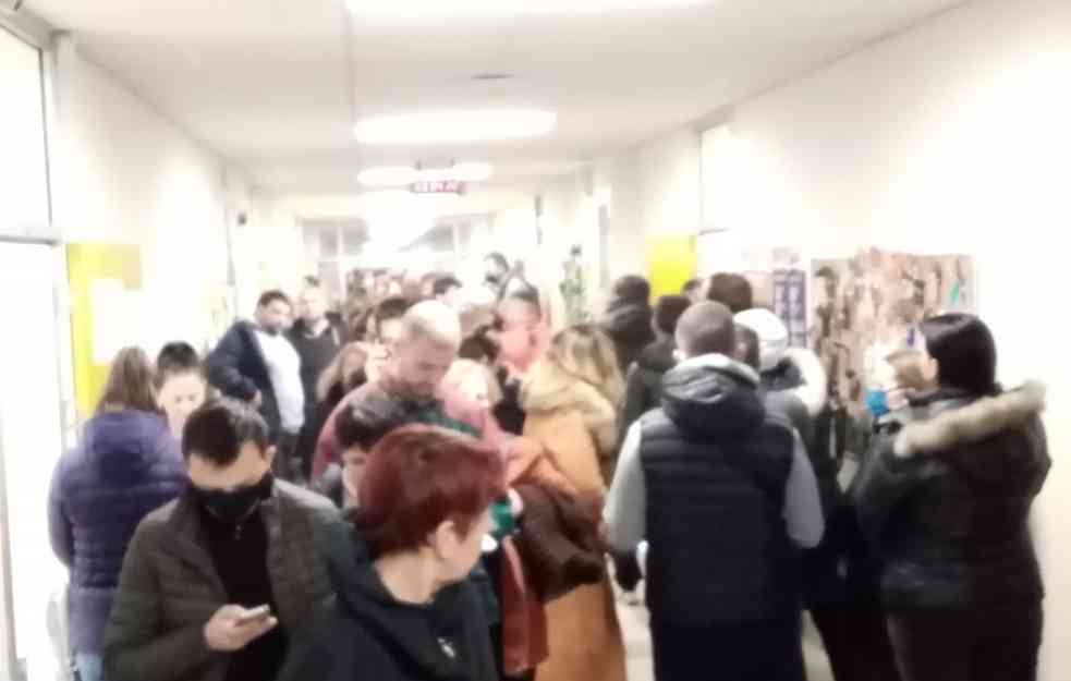 U NIŠU SE JOŠ ČEKA ZA GLASANJE: Jug Srbije se probudio, velike gužve na biralištima (FOTO)