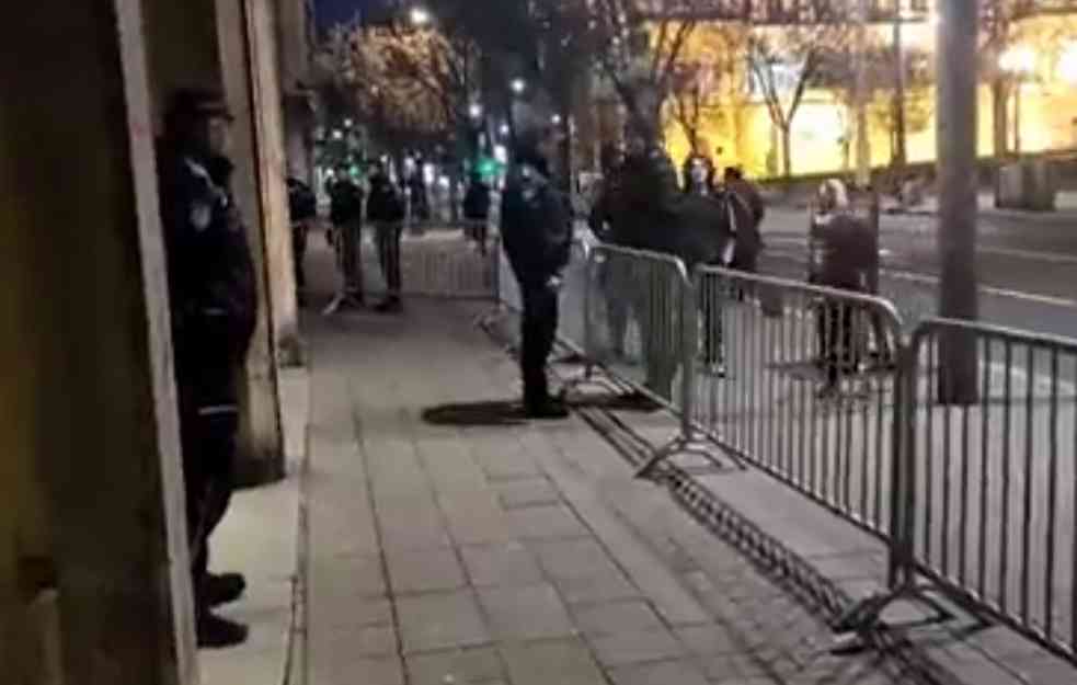 ŠTA JE OVO! Postavljena ZAŠTITNA OGRADA i kordon POLICIJA ISPRED RIK-a! (FOTO)
