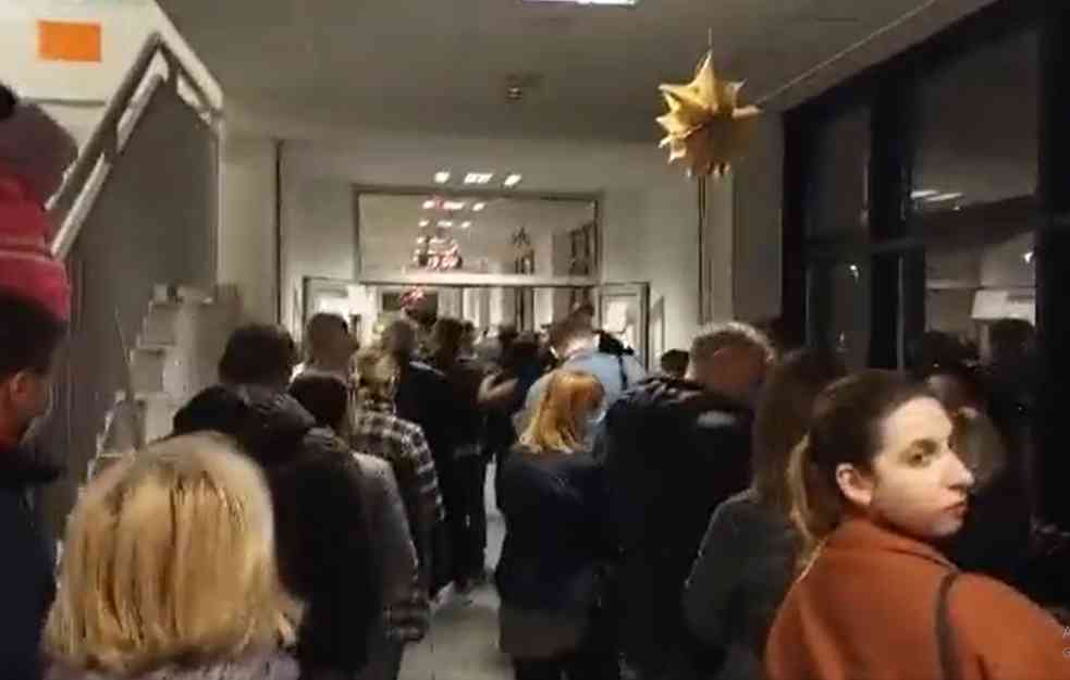 GRAĐANI I DALJE ČEKAJU! Ogromne gužve na biralištima u Beogradu i unutrašnjosti (VIDEO)