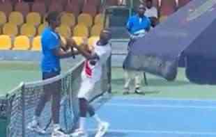 TENIS OVO NE PAMTI! SKANDAL NEVIĐENIH RAZMERA! Nije <span style='color:red;'><b>Vil Smit</b></span>, ali udara kao on! Šamarčina sa mreže obilazi svet (VIDEO)