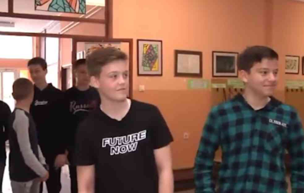 ČISTA PETICA IZ VLADANJA! Osnovci u Pančevu pronašli žensku torbicu u školskom dvorištu: Dileme nije bilo