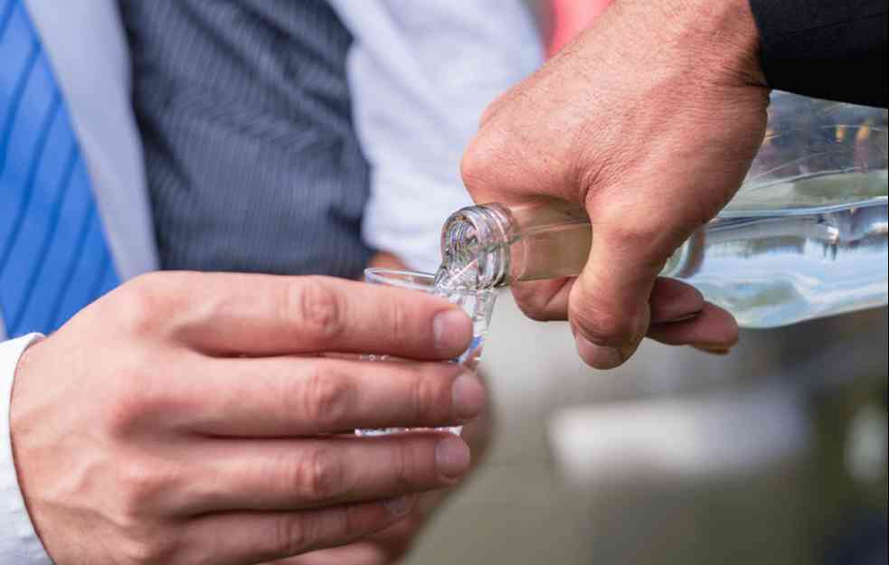MEDICINA POTVRDILA NARODNA VEROVANJA: U narodu se veruje da rakija neke tegobe leči bolje od lekova