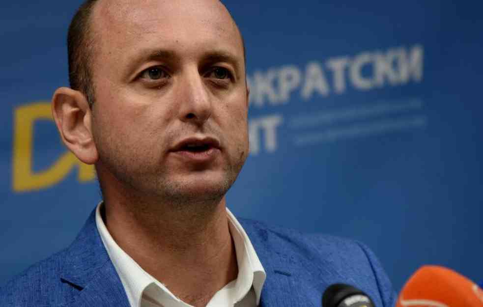 ZDRAVKO POSTAO TUTA BUGARIN: Knežević pokazao papire, pa RASKRINKAO Krivokapićeve LAŽI i UCENE prema Srbiji (FOTO)