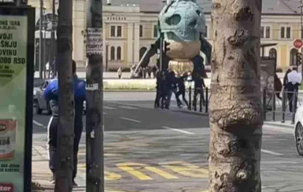 SEVALE PESNICE U CENTRU GRADA! Masovna tuča kod spomenika Stefanu Nemanji (VIDEO)