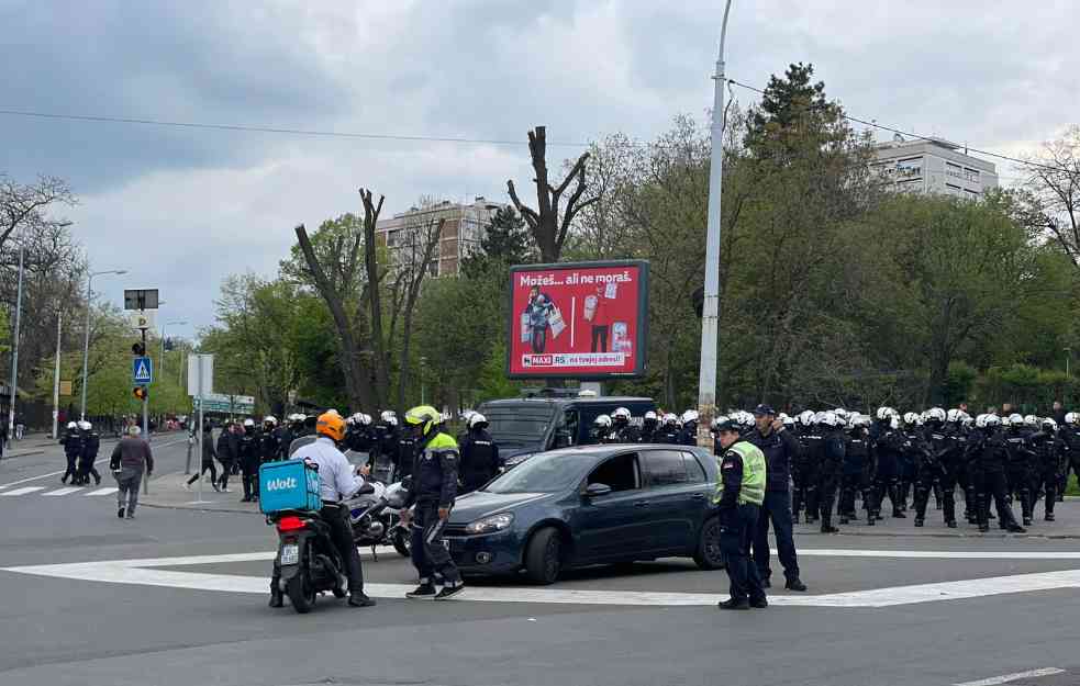 KRKLJANAC NA AUTOKOMANDI! Delije i Grobari stižu na derbi, sve vrvi od Žandarmerije (FOTO)