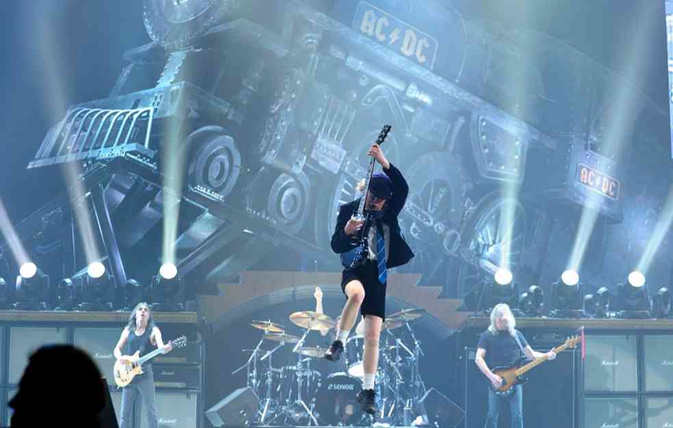  BOLJI OD LEKA! Ublažavaju stres, opuštaju mišiće, a slušanje AC/DC hirurge čini bržim i preciznijim (VIDEO)