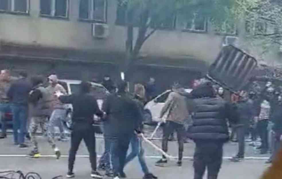 OPASNA ŠORKA U CENTRU BEOGRADA: Tuča Delija i Grobara do krvi, SEVALE PESNICE I KAMENICE, letele stolice (VIDEO)