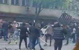 OPASNA ŠORKA U CENTRU BEOGRADA: Tuča Delija i Grobara do krvi, SEVALE <span style='color:red;'><b>PESNICE</b></span> I KAMENICE, letele stolice (VIDEO)