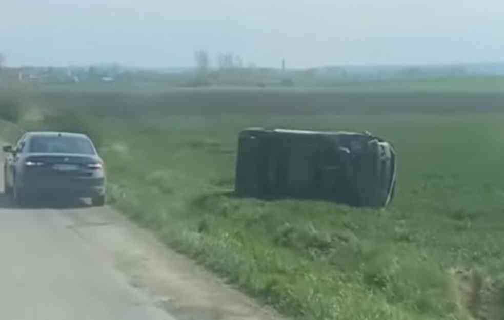 TEŠKA SAOBRAĆAJKA KOD ŠAJKAŠA: Vozilo sletelo sa kolovoza i prevrnulo se, OSAM POVREĐENIH