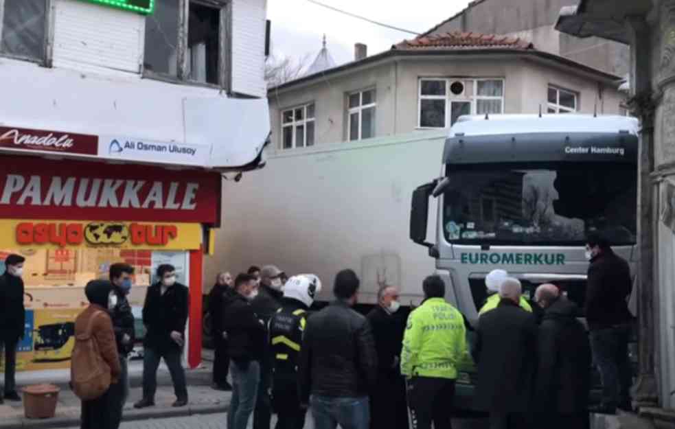 STRAVA I UŽAS U ISTANBULU! Naoružani napadači pucali na kafić: IMA MRTVIH