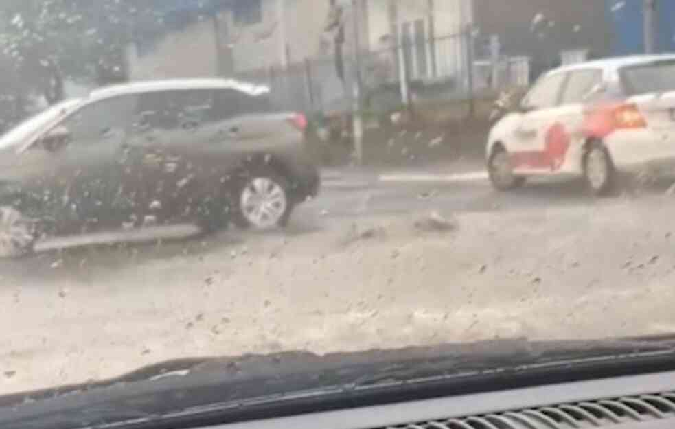 SNAŽNO NEVREME PROTUTNJALO BEOGRADOM: Voždovac se zabeleo od ogromne količine grada (VIDEO)