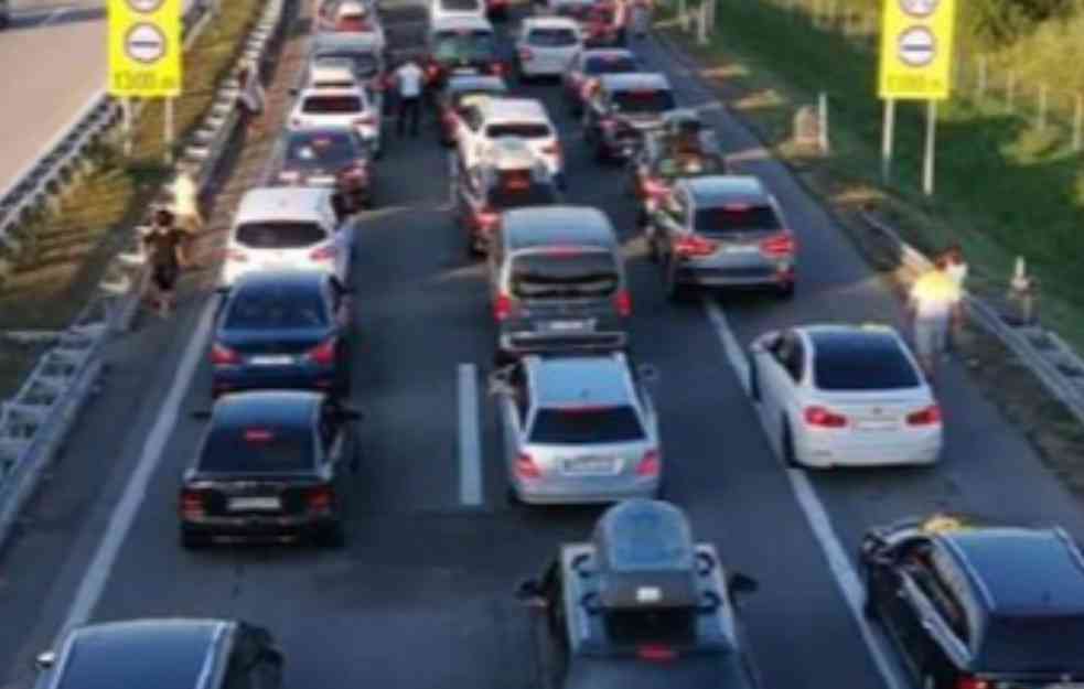 STANJE NA PUTEVIMA : Teretnjaci na Batrovcima ČEKAJU PET sati, na naplatnim stanicama nema zadržavanja vozila