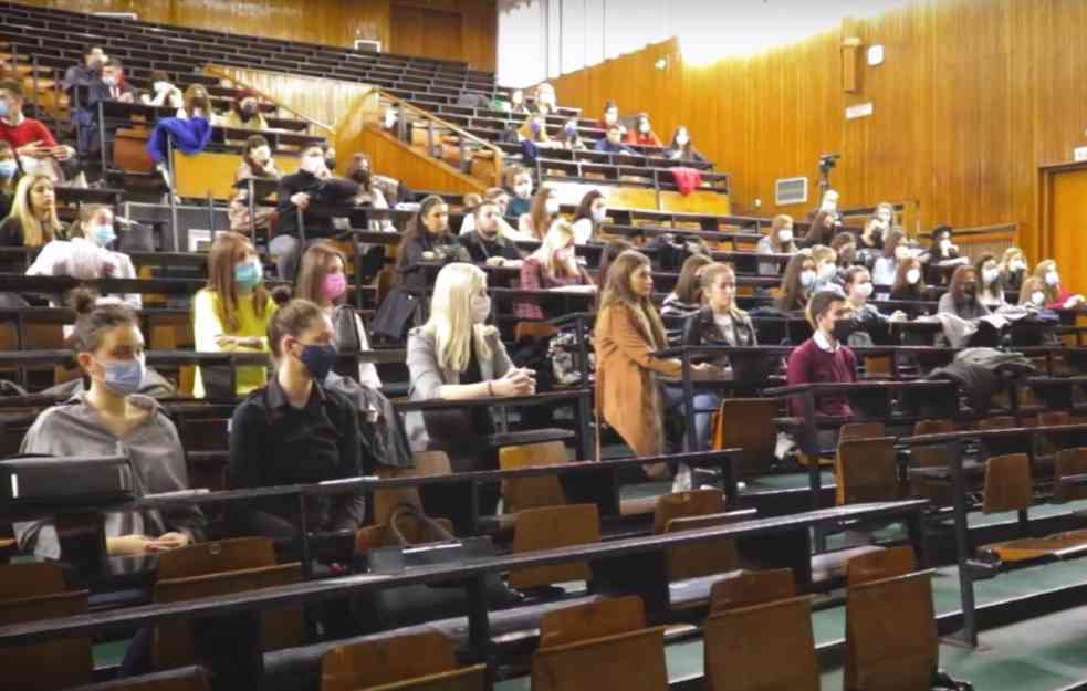 Potrebna saglasnost Ministarstva prosvete: Koliko škola i fakulteta je prešlo na onlajn nastavu?