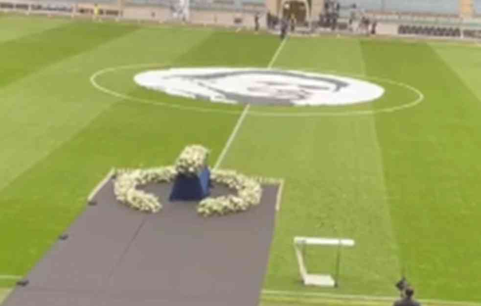 POTRESNO! KOVČEG POSTAVLJEN NA STADIONU! Grac se oprašta od IVICE OSIMA: Sa razglasa se čuje čuvena pesma Bijelog dugmeta (VIDEO)