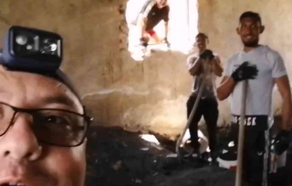NEMOJ, BRATE, NEMOJ, MOLIM TE! Vladica zmijolovac jednim potezom uhvatio tri smuka: USPANIČENI RADNICI NE VERUJU ŠTA VIDE (VIDEO)