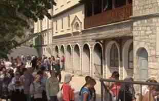PRAZNOVANJE JEDNOG OD NAJVEĆIH <span style='color:red;'><b>SVETAC</b></span>A: Hiljade vernika okupilo se pod Ostrogom (FOTO)