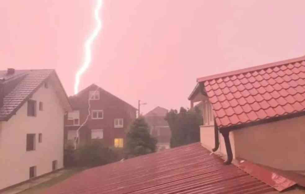 NEVREME SE SRUČILO NA BEOGRAD: Vetar lomio drveće, grom udario u kuću, u Borči nestala struja (FOTO)