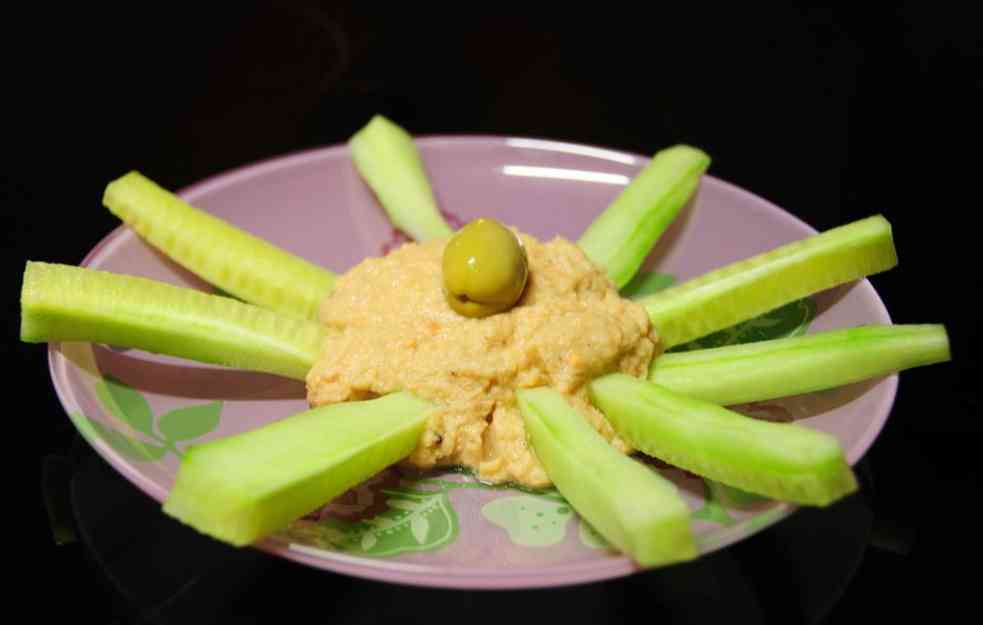 BRZ I JEDNOSTAVAN RECEPT ZA DOMAĆI HUMUS: Napravite ukusan namaz od leblebija