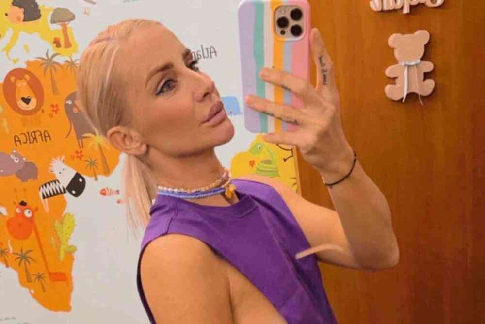 MILICA DABOVIĆ U NAJVRELIJEM IZDANJU : Na plaži pozirala samo sa srcima na grudima (FOTO)