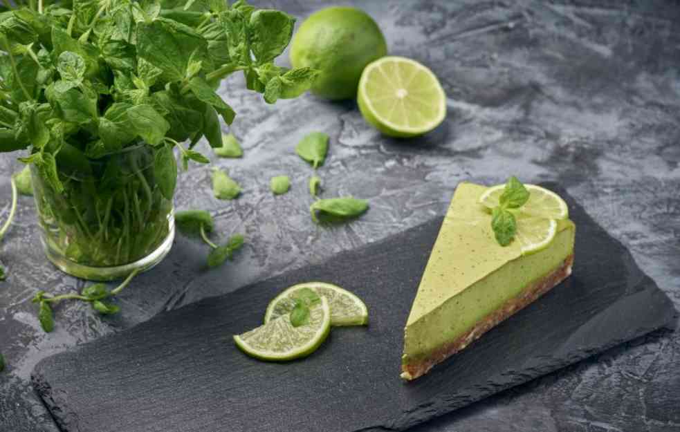 SPOJ NAJPOZNATIJEG KOKTELA I ČIZKEJKA: Mohito čizkejk (RECEPT)