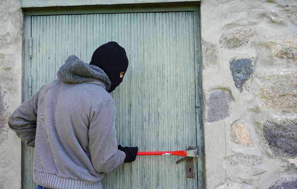 KRIVIČNO DELO TEŠKE KRAĐE: Provalio u kuću u Pećincima i ukrao veliku sumu novca i zlatni nakit
