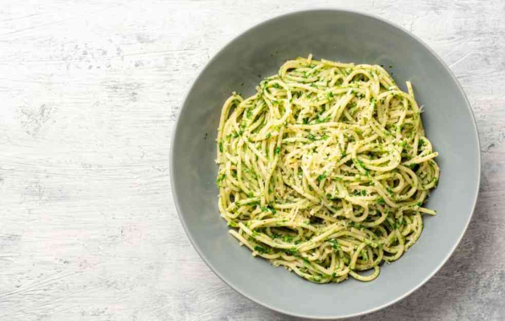 SAVRŠENA A BRZA KOMBINACIJA: Testenina sa spanaćem i parmezanom (RECEPT)