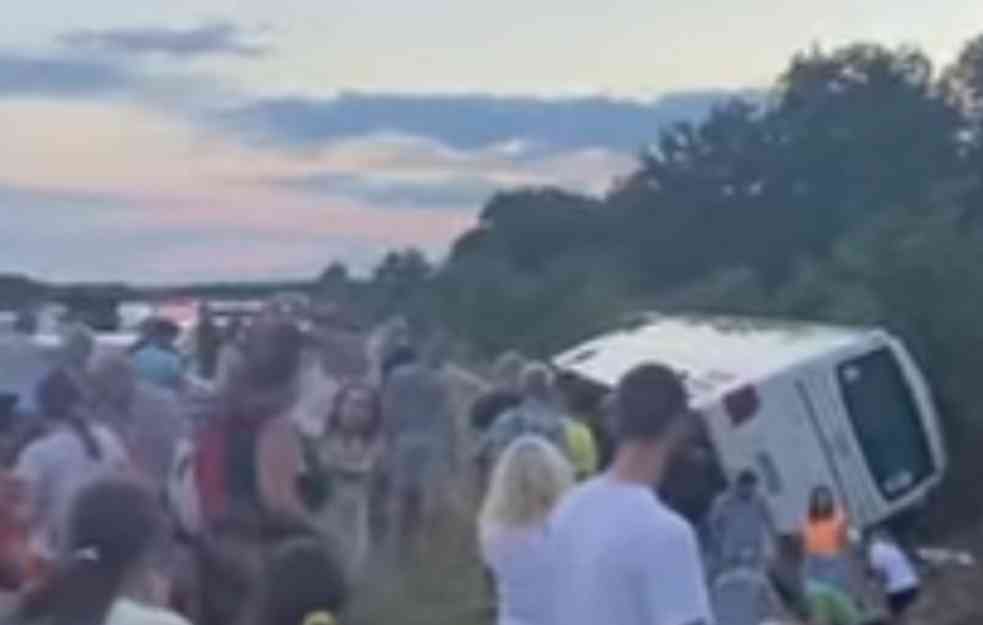 Prevrnuo se autobus SA DECOM IZ SRBIJE! NAJMLAĐE POVREĐENO DETE IMA 6 GODINA!
