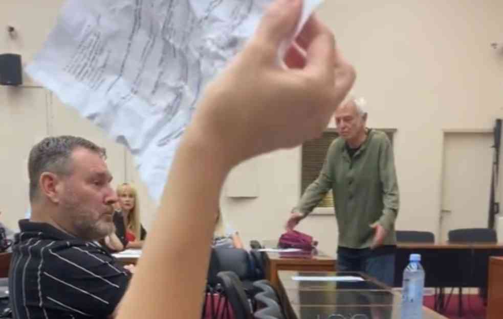 Branku Kockici pozlilo, srušio se nakon predstave i iščašio rame