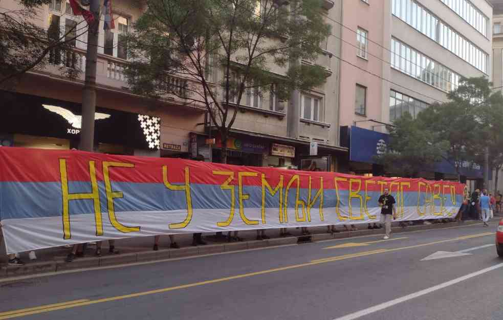 Kod Prajd info centra razvijen je veliki transparent 