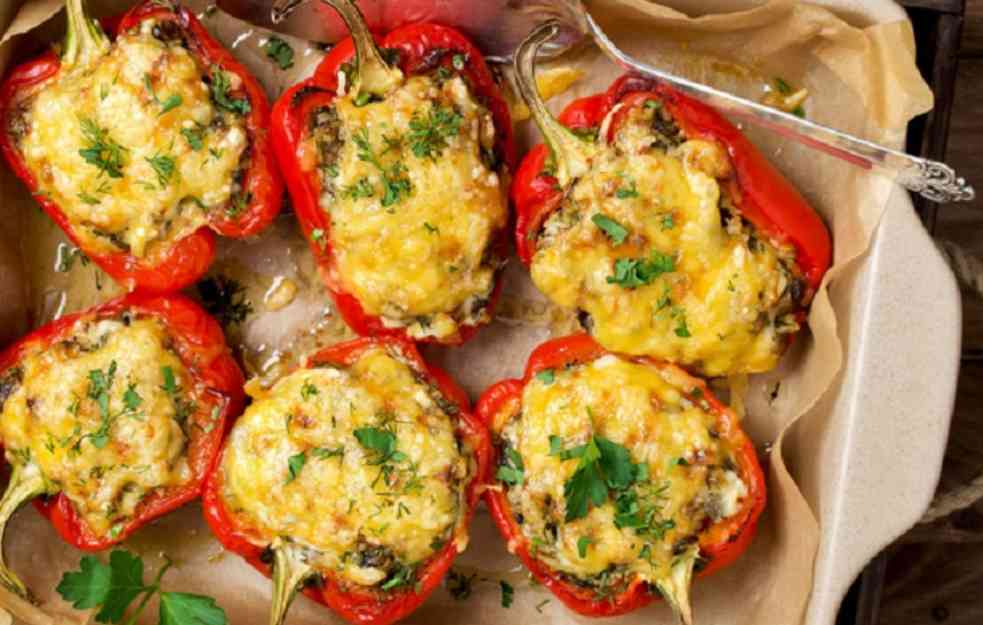 RECEPT ZA LAGANI RUČAK: Zapečene paprike sa sirom